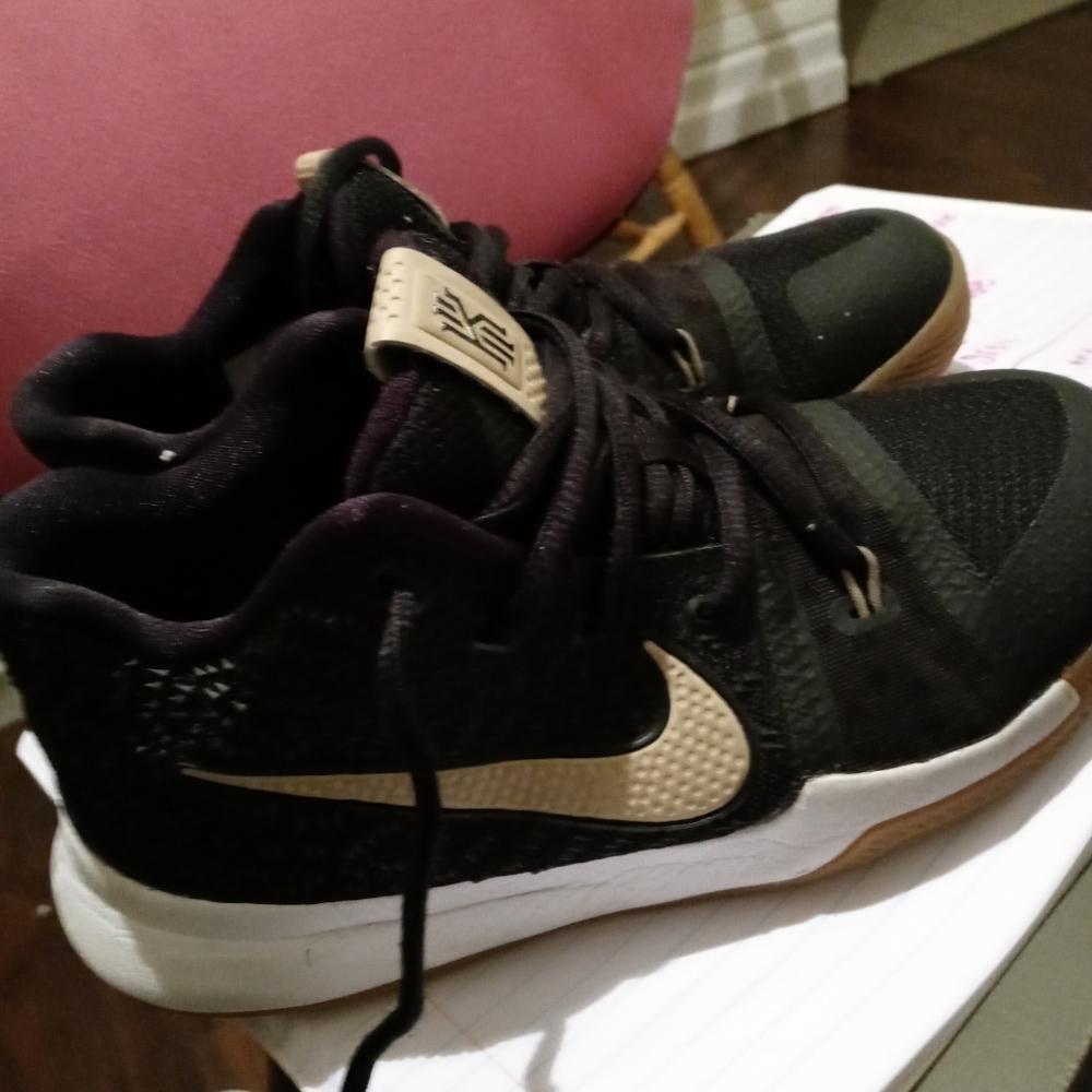 Pre owned #869985-092 size 2.5yNike Kyrie 3 3 8699